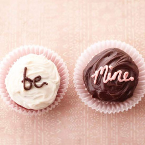 Decorate pretty cupcakes with love messages like 