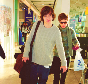 harry and louis at the airport over the years 02
