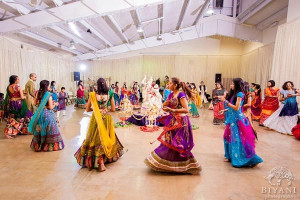 Gujarati Wedding with Garba Dance, Indian Wedding Traditions, Hindu ...