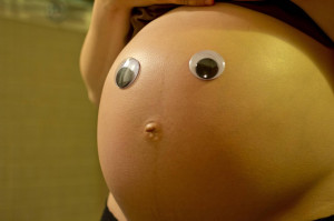 Esta barriga de una embarazada está sorprendida . Su cara lo dice ...