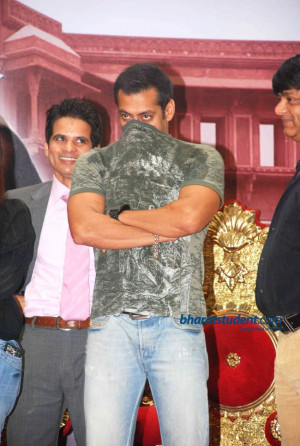 Girl kisses Salman in Public place-LOL report!(pg3