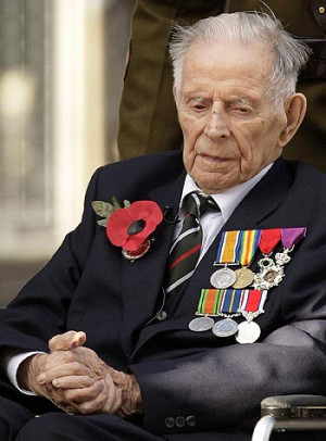 London (2008) : Harry Patch attends an Armistice Day ceremony at the ...