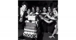Pretty-Little-Liars-cast-celebrated-100-episodes-huge-cake.jpg