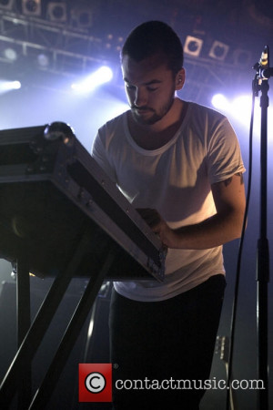 ross macdonald the 1975 performs the 02 3871391