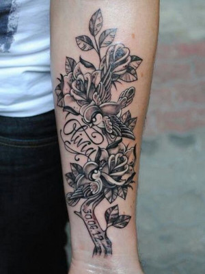 tatouage rose au poignet
