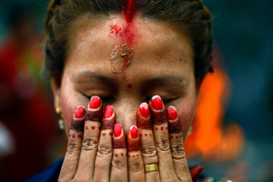 在“女人节”期间，尼泊尔境内的印度教妇女都要 ...