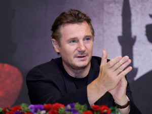Neeson applauds Julia Roberts' attempt at an Irish accent. Photo by ...