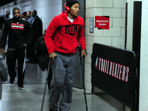 derrick-rose-injured-his-knee-and-left-arena-on-crutches.jpg