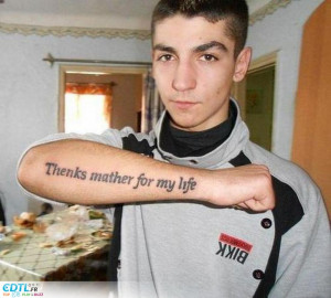 Tatouage phrase sur l'avant bras