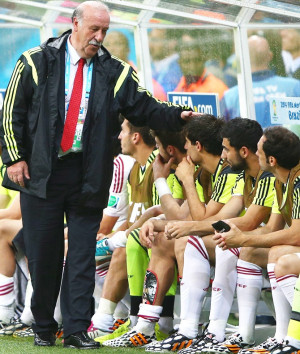 Head coach Vicente del Bosque of Spain speaks to his players on the ...