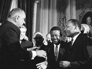 Rev. Martin Luther King, Jr. shaking hands with President Lyndon ...