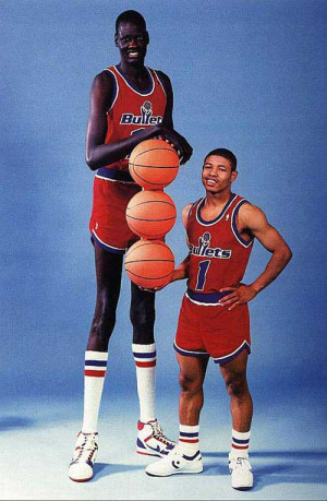 Le plus grand et le plus petit joueur de la NBA
