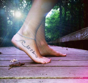 Tattoo am Fuß - kalligrafische Schriftart mit Wellen Detail
