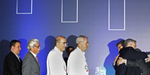 WTO Chef Roberto Azevedo r und Reihe der Gratulanten Bild reuters