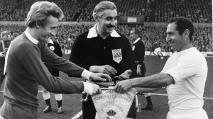 Manchester United captain Denis Law (left) exchanges pennants with ...