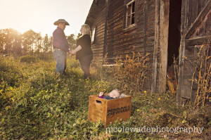 ... wade-photography+western-family-photographer+barn-family-portraits.jpg