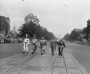 1920 Washington: de Ku Klux Klan marcheert