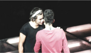 Harry Styles tells Zayn Malik he doesn't eat p*ssy - MAGICAL GIF and ...