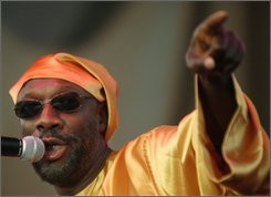 Isaac Hayes canta en la Feria Estatal de Michigan en Detroit en esta ...