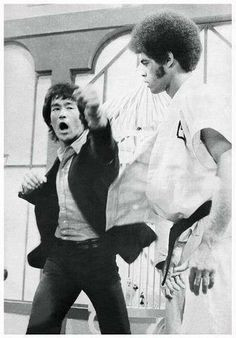 Jim Kelly and Bruce Lee practicing on the set of 