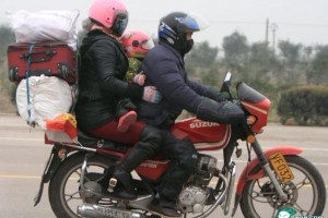 Chinese family of three riding a motorcycle braving the winter ...