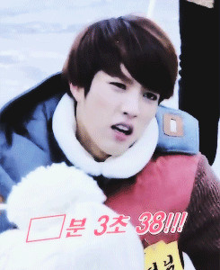 ... damn he looks so cold and tired he's so freaking hot that goddamn face