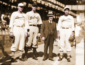 1934 World Series (hyper-link) : Dizzy Dean, unidentified, Paul Dean.