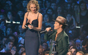 Bruno Mars admits he wears large hats to make his tiny body seem ...