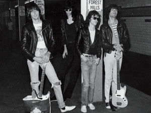 Johnny, Joey, Tommy e Dee Dee Ramone posam para foto no metrô de Nova ...