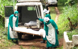 Health workers carry the body of an Ebola virus victim in Kenema ...