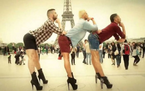 ... al tirri, a Pachano o al bicho gomez bailando sobre tacos de mujer