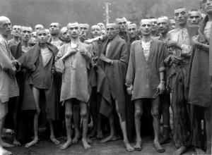 Description Ebensee concentration camp prisoners 1945.jpg