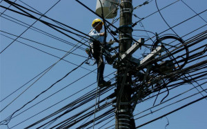 worker fixes power lines in Paranaque, Philippines. (Erik de Castro ...