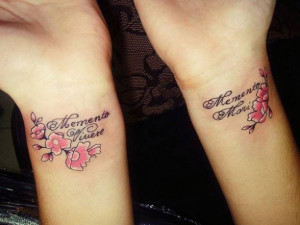Schrift mit Blüten Handgelenk Tattoo