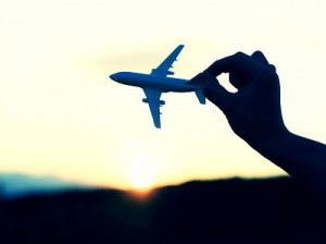 Avión despegando al viajar | © Hemera / ThinkStock