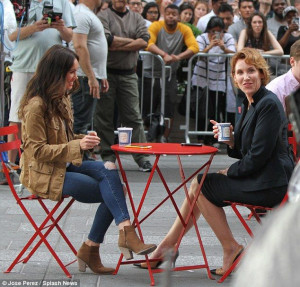 Charla del café: La pareja fueron vistos charlando mientras se relaja ...