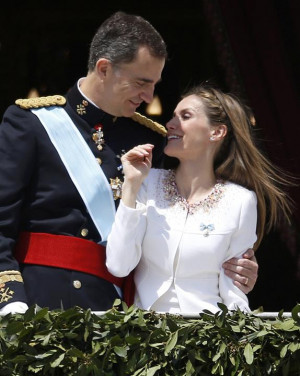 Spain's new King Felipe VI and his wife Queen Letizia appear on the ...