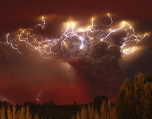 Lightning flashes around the ash plume at above the Puyehue-Cordon ...