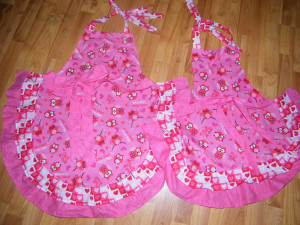 ... Ruffled Holiday Print Mother and Daughter Aprons that I made