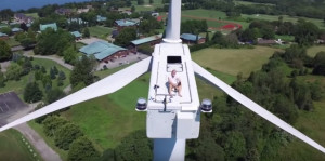 Bizar: Dronevideo legt zonnende man op windmolen vast! | Quote