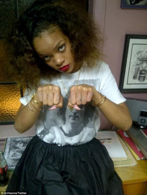 Good Girl Gone Thug! Rihanna tweets photo of knuckle tattoo inspired ...