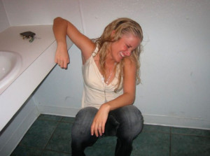 Ever Wondered What Drunk Girls Do in the Bathroom? (74 pics)