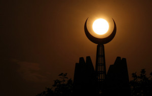 Waktu maghrib 17 Ramadhan di Masjid Faisal, Islamabad, Pakistan.