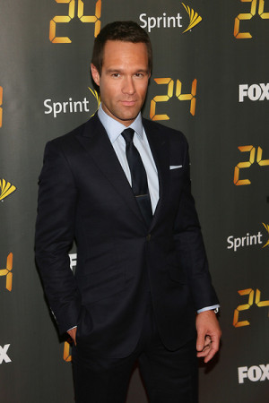 How tall is Chris Diamantopoulos ?