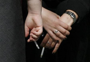 Women smoke in central Sydney May 11, 2009. REUTERS/Daniel Munoz