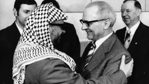 Arafat con sus amigos personales, el dictador Honecker, el dictador ...