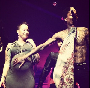 Bump Watch: Amber Rose on stage with fiance, he revealed she had a ...