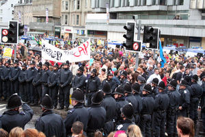 Protestos Anti-Globalização em Edimburgo. A globalização tem ...