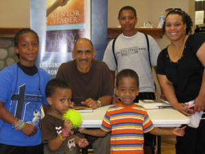 tony-dungy-with-fans-at-family-christian-store-in-fort-wayne-in