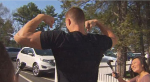 Gronk flexes and blows off reporter, delivers funny quote about ...
